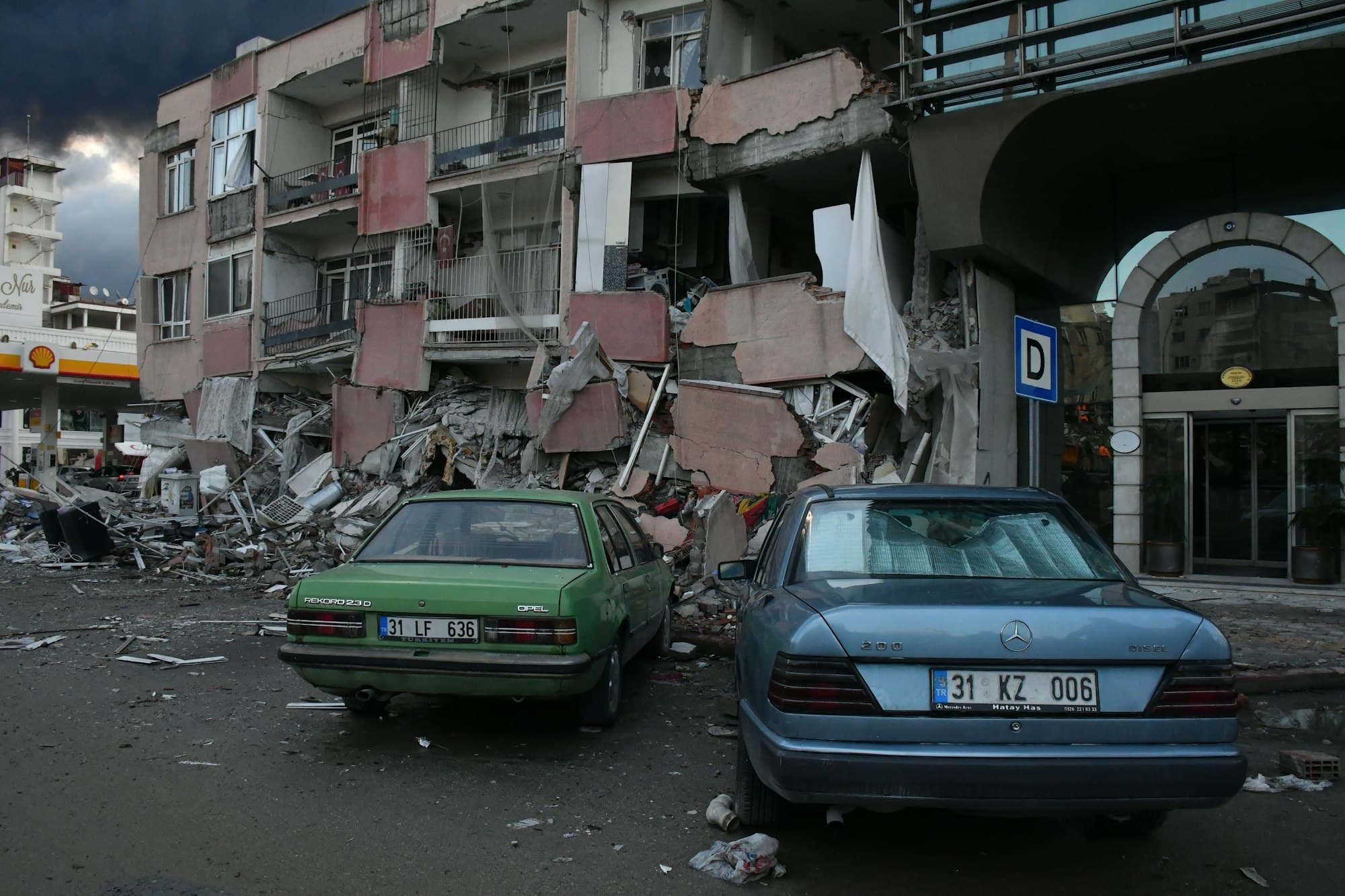 Calle con edificios dañados por un terremoto